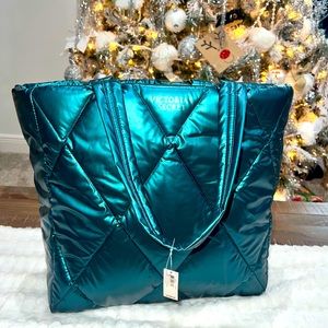 VICTORIA'S SECRET Tote Bag 2022 Holiday
Large Quilted Puffer Green Teal Metallic